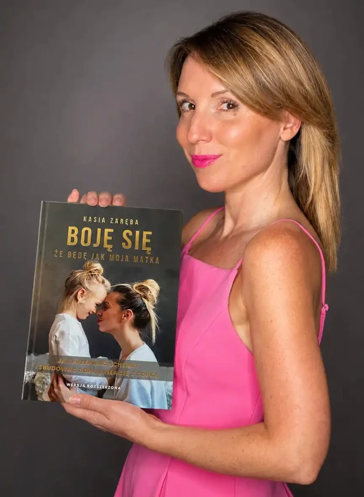 Kasia Zaręba z książką Boję się, że będę jak moja matka